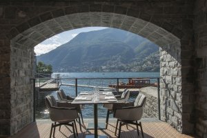 foto esstisch unter einem stein torbogen direkt am see vom luxuriösen hochklassigen exklusiven designer hotel il sereno di como in italien europa